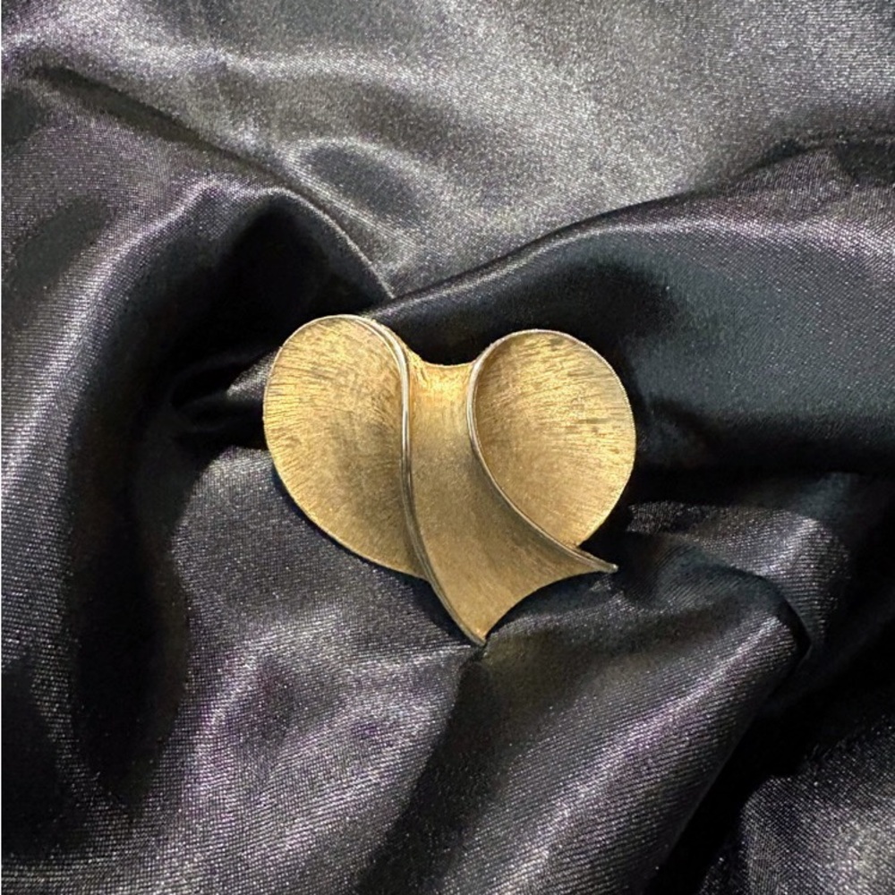 Elegant JJ Jonette Gold Abstract Heart Brooch